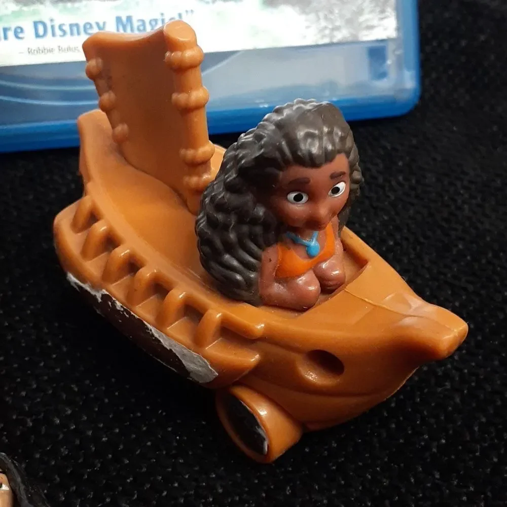 Disney's  Moana blu-ray‎ DVD , book and collectible action figures